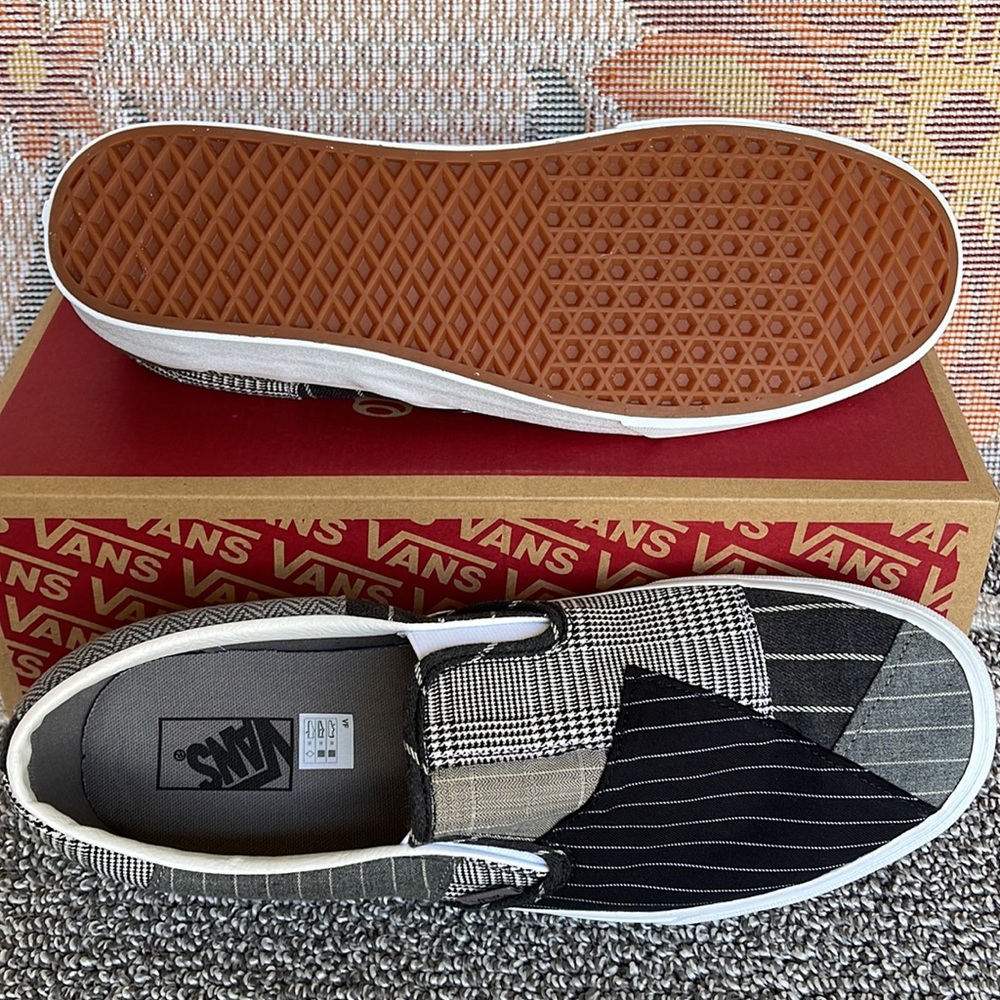 Vans WMNS Classic Slip-0n
Conference Call Suiting G
VN0A7Q4NHMU
Sneakers - Picture 5 of 16